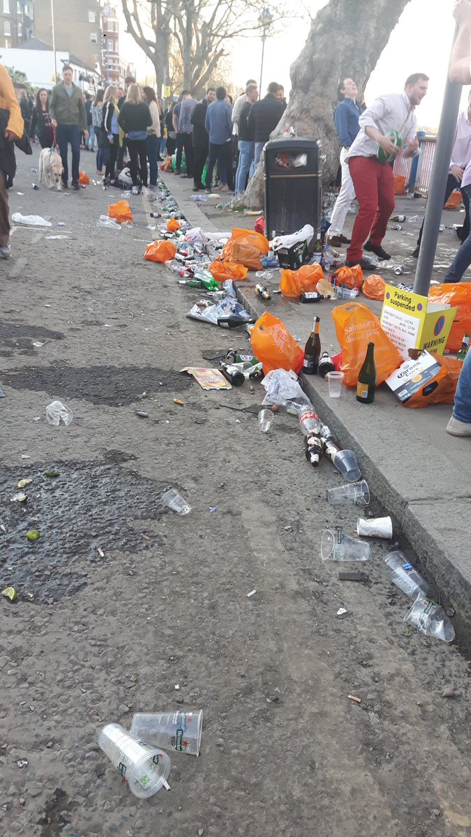 FranZedda's tweet photo. @wandbc more bins needed on the embankment!!!! Hopefully it will be cleared before the tide sweeps it into he river!! https://t.co/lkDzTyv6Bo
