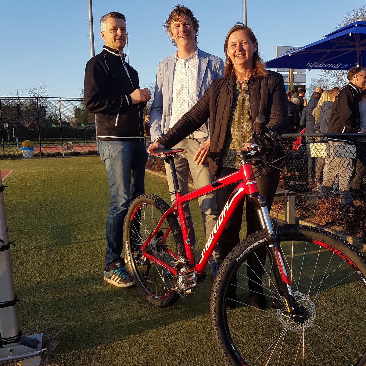 TennisTotaalOpe's tweet photo. De spectaculaire verloting zit er op. Winnaars gefeliciteerd! #flextraopen #hoogeveen #tennis https://t.co/UJyOauSgH5