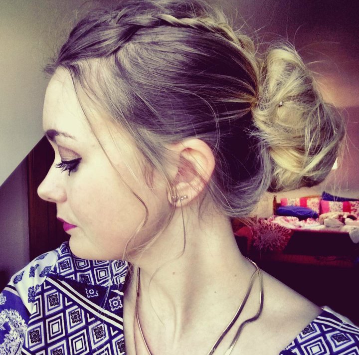 natalie_bidgood's tweet photo. Quite liked my hair today 😍 #messybun #different https://t.co/XKwTKZWLuv