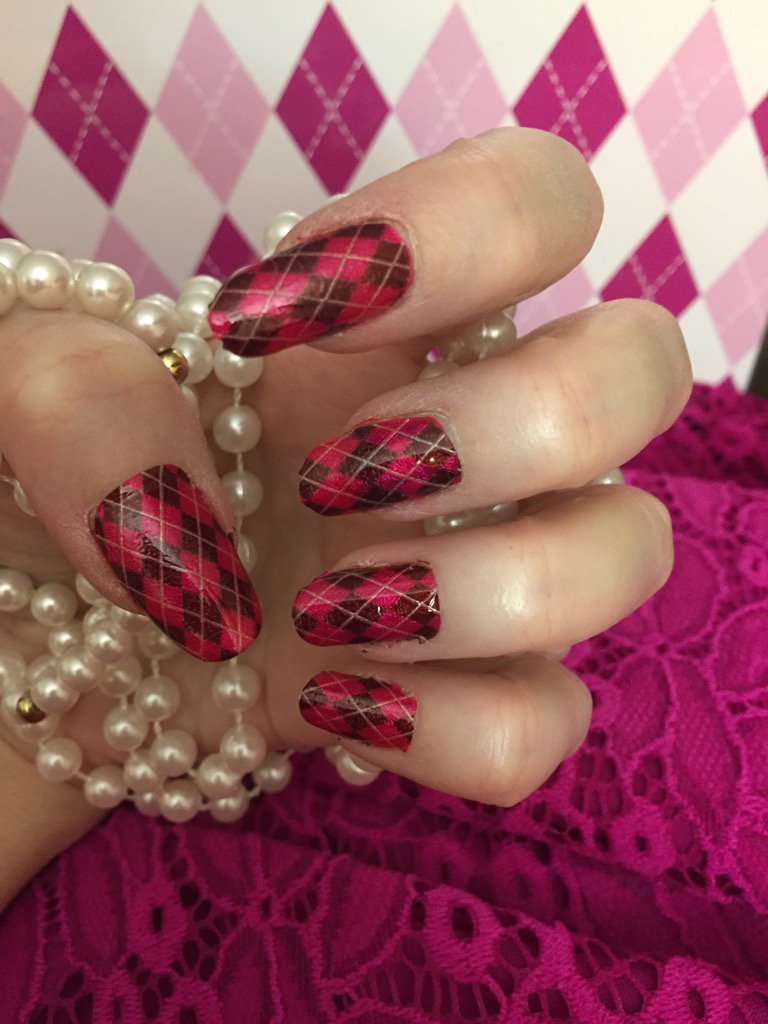 michelleblander's tweet photo. In an "Argyle" kinda mood 😍💅#nails #nailart #naildesigns #prettynails #argyle #argylenailart #nailpolish https://t.co/c7du1iSISi