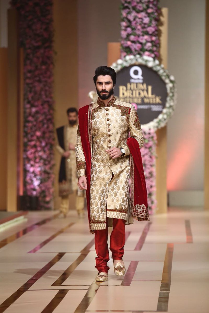 WORLDINVOGUE's tweet photo. #ahsanmenswear showcasing his collection at the 14th edition of Hum bridal Couture Week 
#QHBCW17 #HumPR #FramesiPk 
#Pakistaninvogue https://t.co/y7gu3Pz4Wo