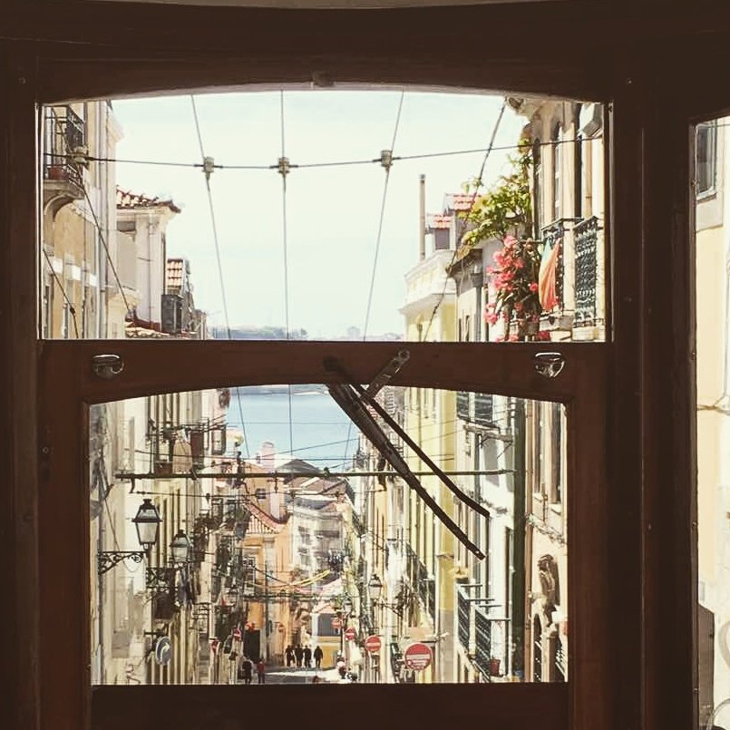 viaggi_e's tweet photo. Funicolare vista mare. Solo a #Lisbona #Lisboa https://t.co/gKoEEnvC1C