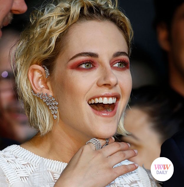 wwwjewelsdaily's tweet photo. #JewelryFlashback: #KristenStewart #Messika #jewelry at #PersonalShopper at #Cannes2016
To see more: https://t.co/T4LYzgscYS https://t.co/APLBrDtBMP