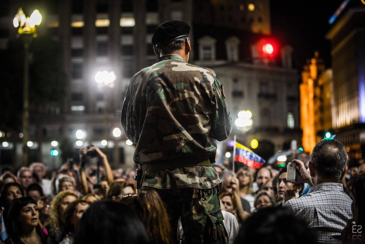 eldestapeweb's tweet photo. Un militar dirigiendo con megáfono a los manifestantes en el #1A https://t.co/TWQDIizp33