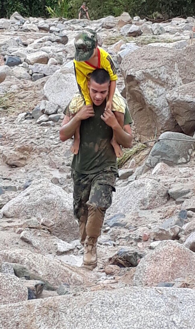 Estas son las imágenes que me hacen sentir orgullosa de mi ejército. "Los héroes en Colombia sí existen" 

#MocoaSomosTodos