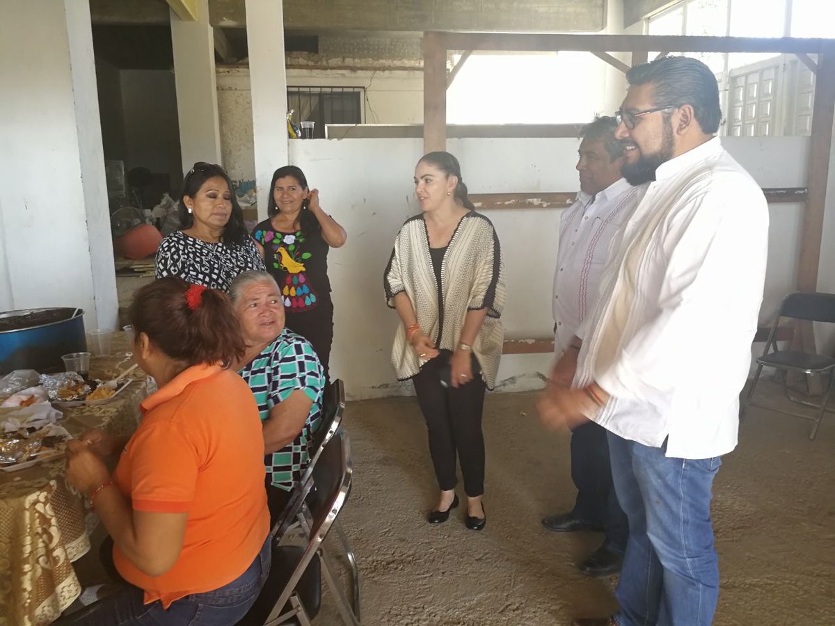 rafavichido's tweet photo. @GbCora @Abogado_Reyes  reunión-convivio en Sn Luis Beltrán. Un gusto saludar al Agente y refrendar el compromiso dl @GobCdOax  @JAHFraguas https://t.co/C8f9ZV2NTb