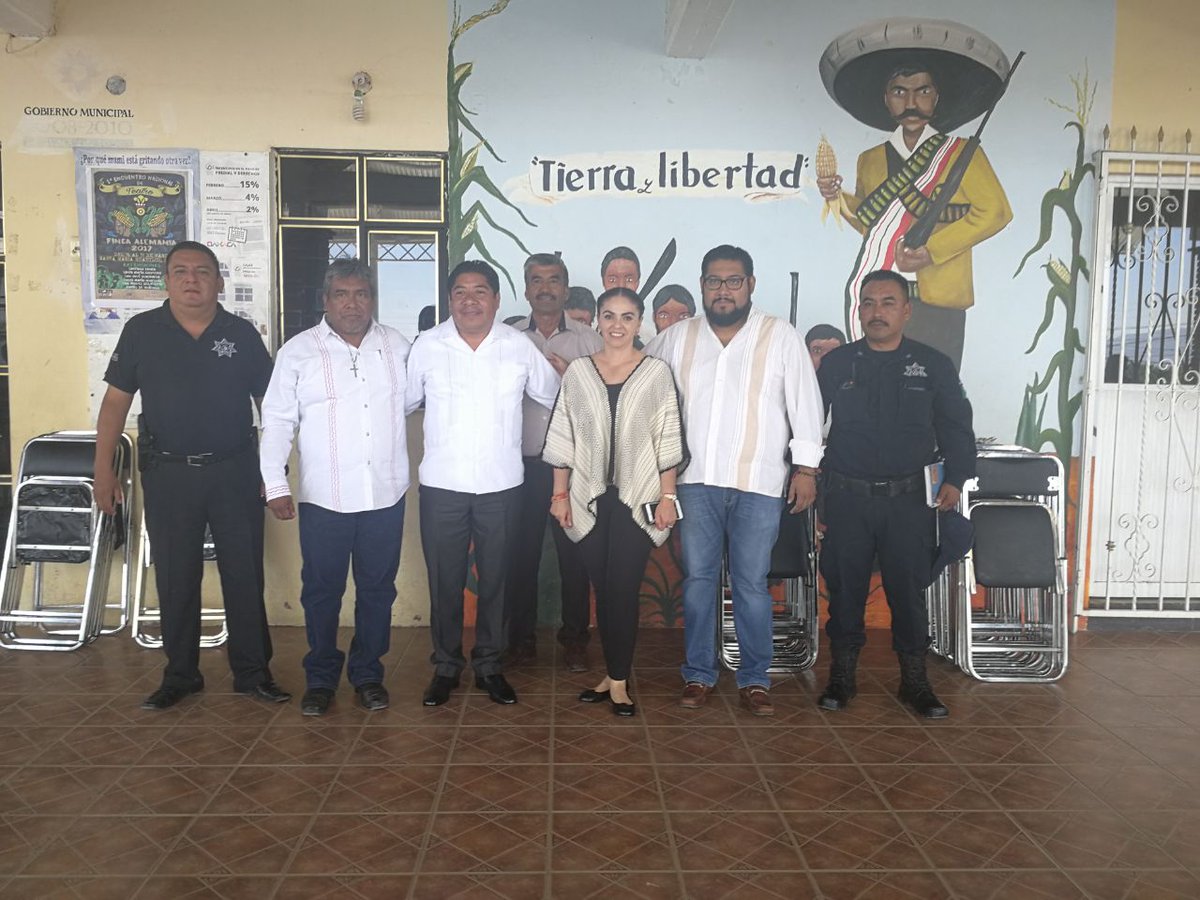 rafavichido's tweet photo. @GbCora @Abogado_Reyes  reunión-convivio en Sn Luis Beltrán. Un gusto saludar al Agente y refrendar el compromiso dl @GobCdOax  @JAHFraguas https://t.co/C8f9ZV2NTb