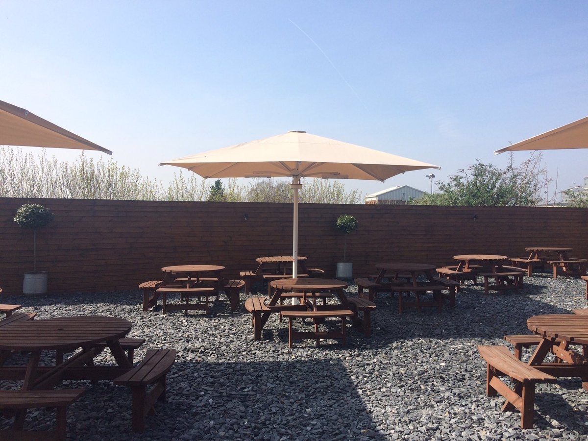 WellsUmbrellas's tweet photo. Four new large heated umbrellas installed in Farnborough. Contact us for more information on our range of umbrellas! #MDT-tex #bigumbrellas https://t.co/QnKtmfIVom