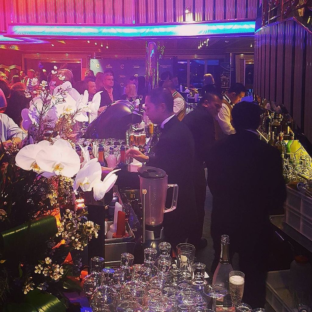 Liveboatcruises's tweet photo. Bar #CostaPacifica atrio centrale la nave è in festa! #ProtagonistidelMare #eventstyling #costaevents #cruise #tw… https://t.co/AfTLbRhJIz https://t.co/YBU4ZRCWTA