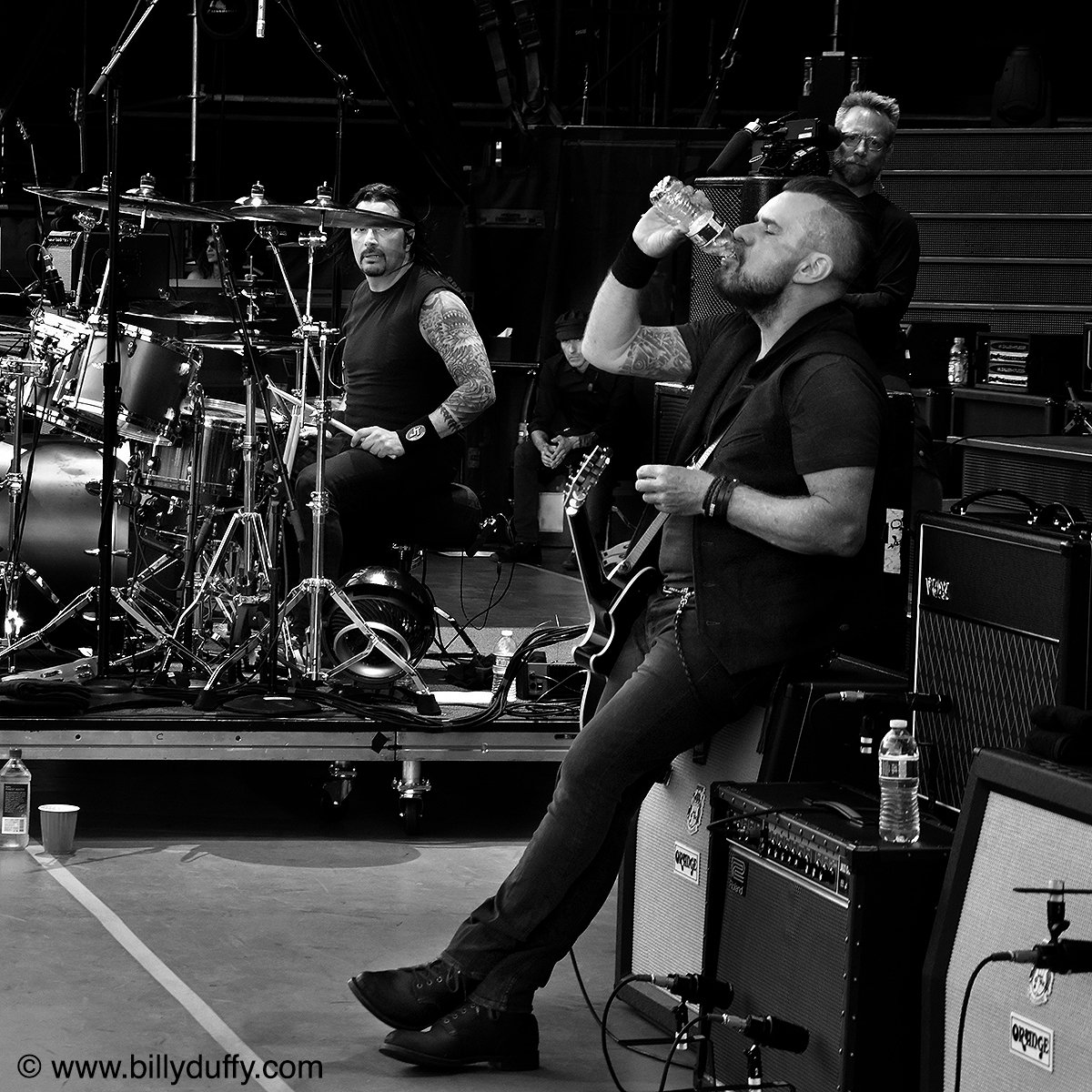 TheBillyDuffy's tweet photo. JT waits for a cue...

#billyduffy #johntempesta #thecult #hotonstage #refreshmentbreak #h2o

photo by @mickpeek https://t.co/bkJ0Ybaid5
