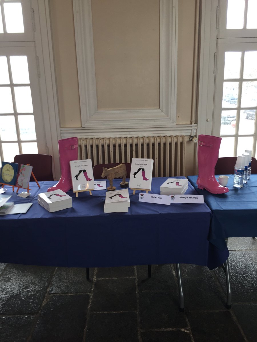 HelenePien's tweet image. Premier salon du livre..premières rencontres avec les lecteurs. Superbes!
