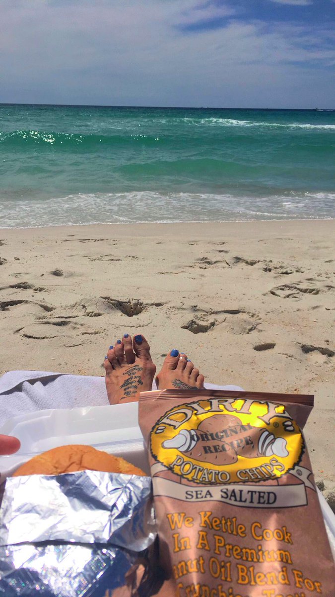 MaryCKite1's tweet photo. When your fat ass gets hungry and you need to eat while you are baking in the sun. 😂😂 #shoredogs #beachliving #fatass #nomnom #whataview 😜 https://t.co/n9PI9bqUYE
