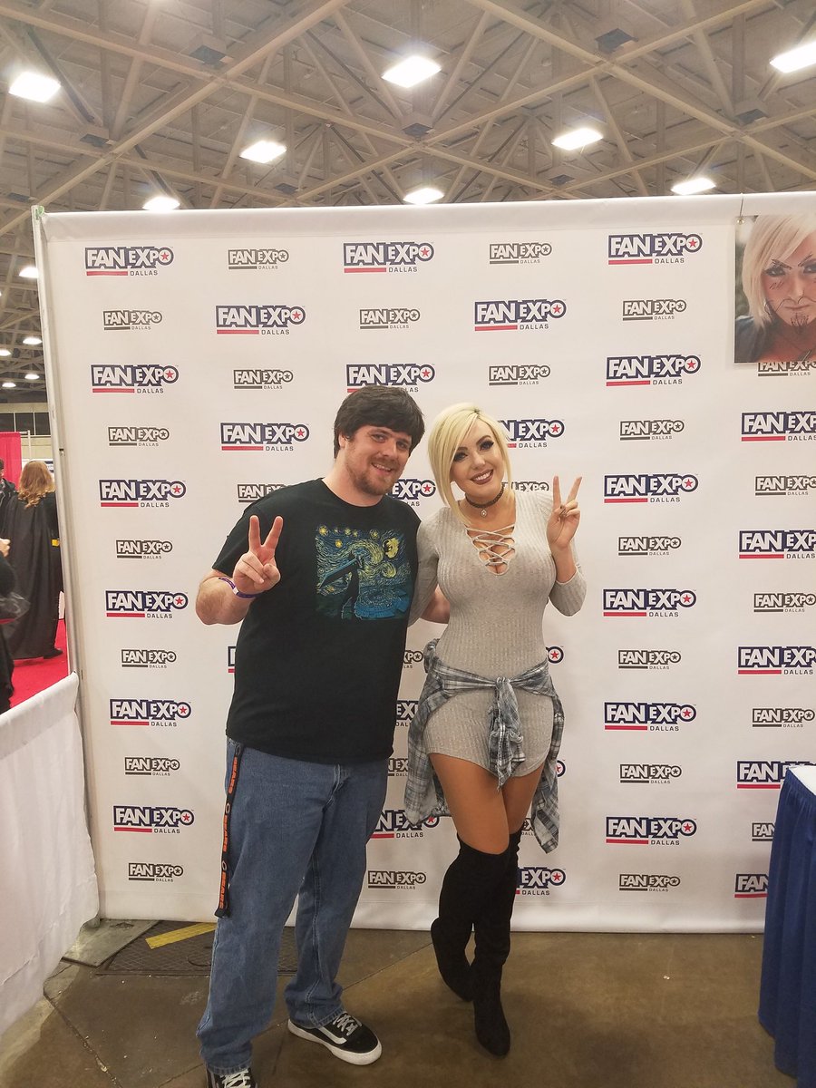 cyght87's tweet photo. I got to see @OJessicaNigri , she yelled at me to not het let go during the hug and then burped me... so AWESOME!!!@FANEXPODallas https://t.co/9dqQsHxzlj