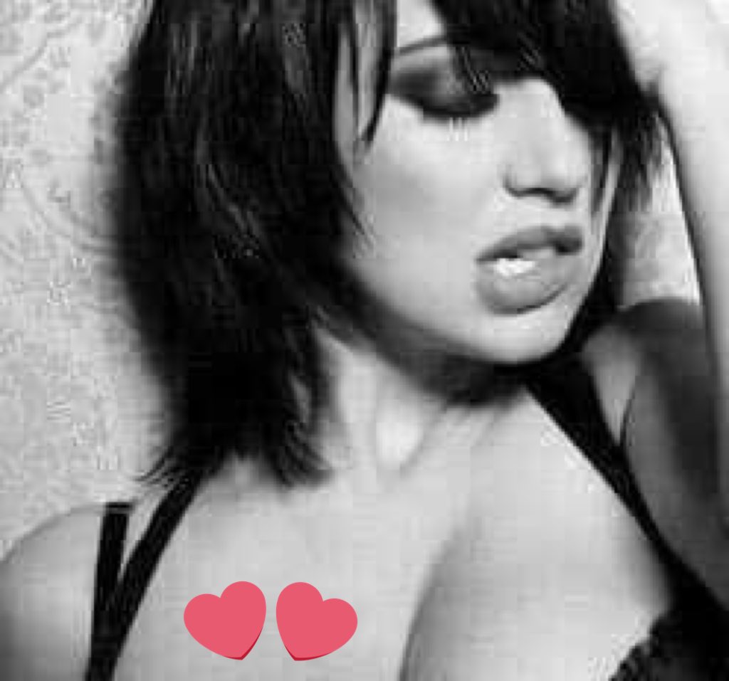 ذكيه تلك التي تعض شفتيها وتنظر الي
فهي تعلم اني اذوب عشقاً بناظريها وهي تعض شفتاها 
لكي تستفز جنوني وترى تمردي على جسدها الشقي