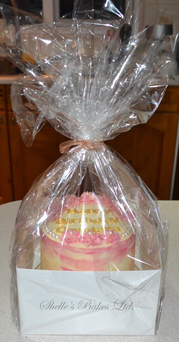 shellesbakes's tweet image. #Delicious #banana #cake #buttercream #watercolor #mum #wife #becauseyoureworthit #lovefamily #bakerlife #HappySunday #goldenmixerbadge