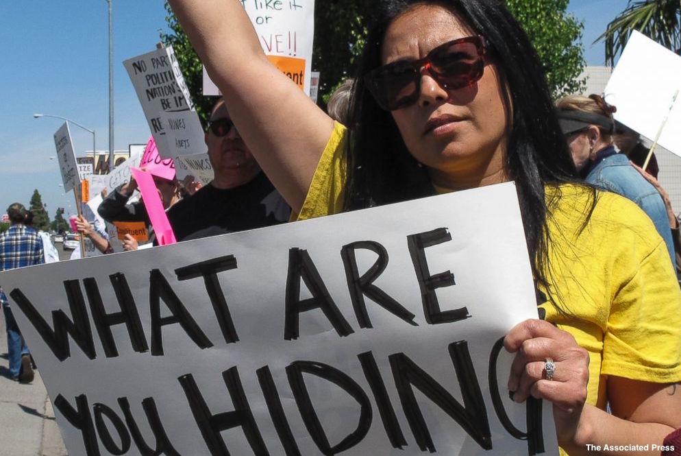 kpeebser's tweet image. Under scrutiny for actions in Russia probe, Devin Nunes met by hundreds of... ln.is/8wfVn by #BalancedDogs via @c0nvey