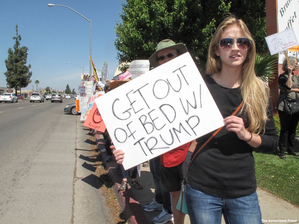 kpeebser's tweet image. Under scrutiny for actions in Russia probe, Devin Nunes met by hundreds of... ln.is/8wfVn by #BalancedDogs via @c0nvey