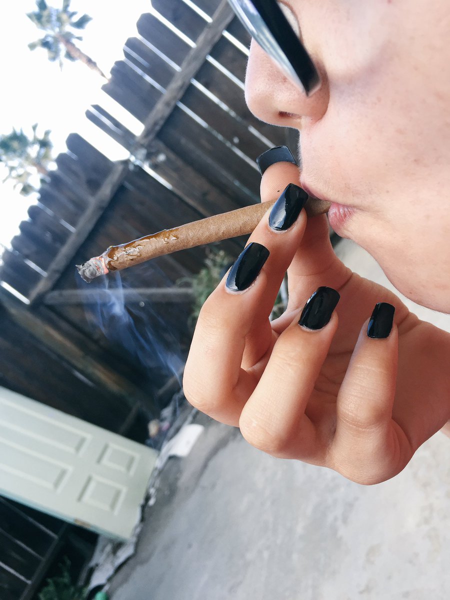 anonymoushippi's tweet photo. Wax on the blunt w peanut 👯 https://t.co/sQEB0gYvj3