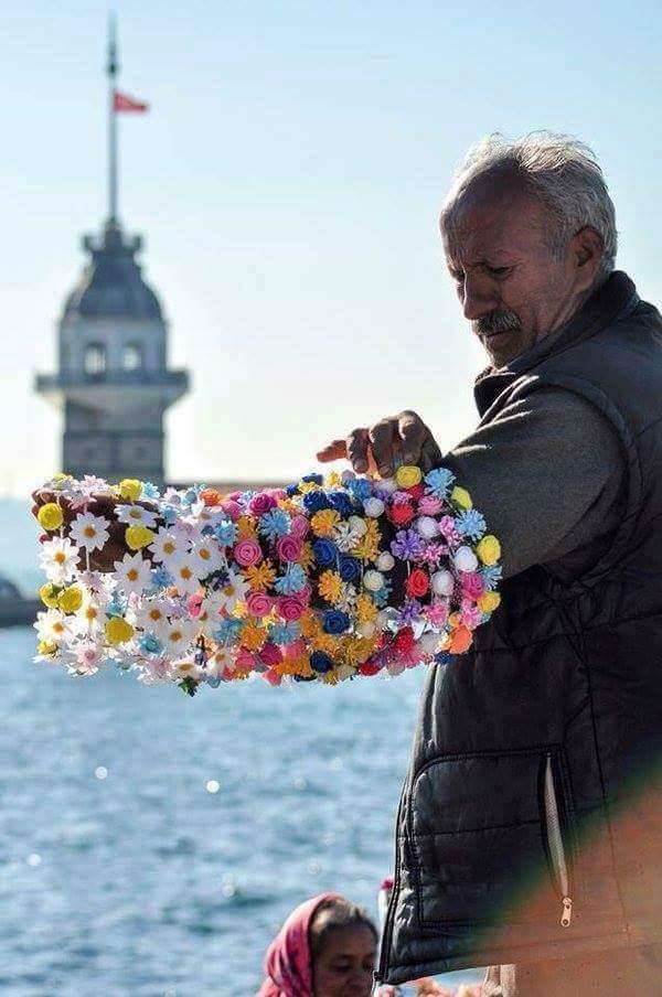 "Cihanda bir servet varsa,derim ki o "FİKİR" dir;
Mülkü olmayan değil, Fikri olmayan "FAKİR" dir."
Bekir Develi
Farkındaolun 2milyonkişiyiz