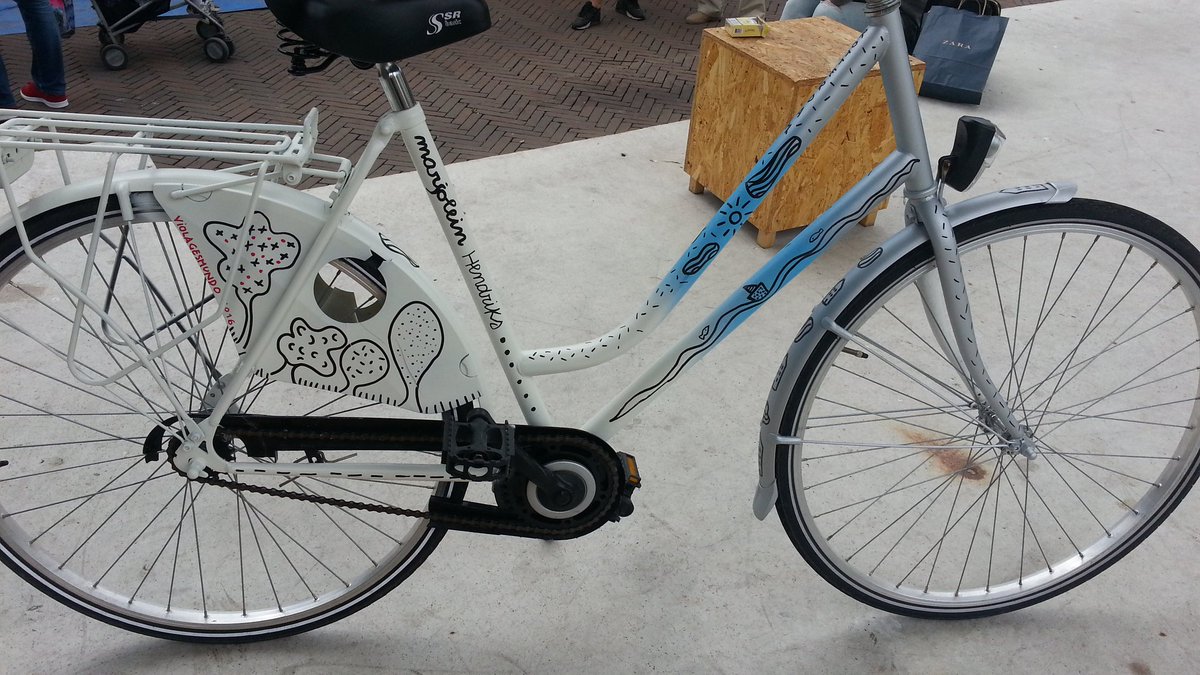 MarRotterdam's tweet photo. Wie oh wie heeft mijn / deze fiets gestolen afgelopen vrijdag? Naam staat erop! #Rotterdam #fiets #centrum #Retweet ajb! https://t.co/PiWVShDhiv