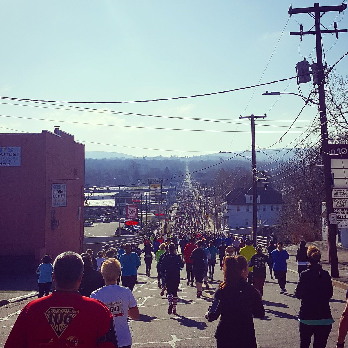 dsputa's tweet photo. 3,000 peeps running on Green Ridge st - Fourth Annual #Scranton #halfMarathon. #scrantonhalf #scrantonhalfmarathon #running #determination https://t.co/ZlKWgRC4tT