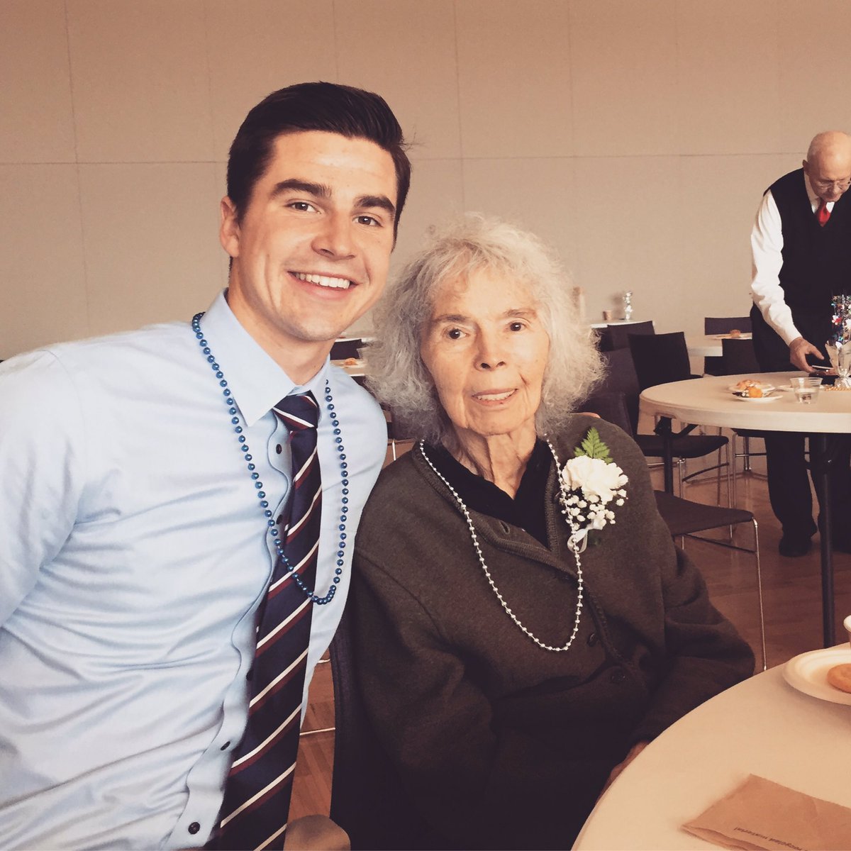 JChap123's tweet photo. Elsa is gem 😊 #SeniorProm https://t.co/PZ7ZGSGnM0