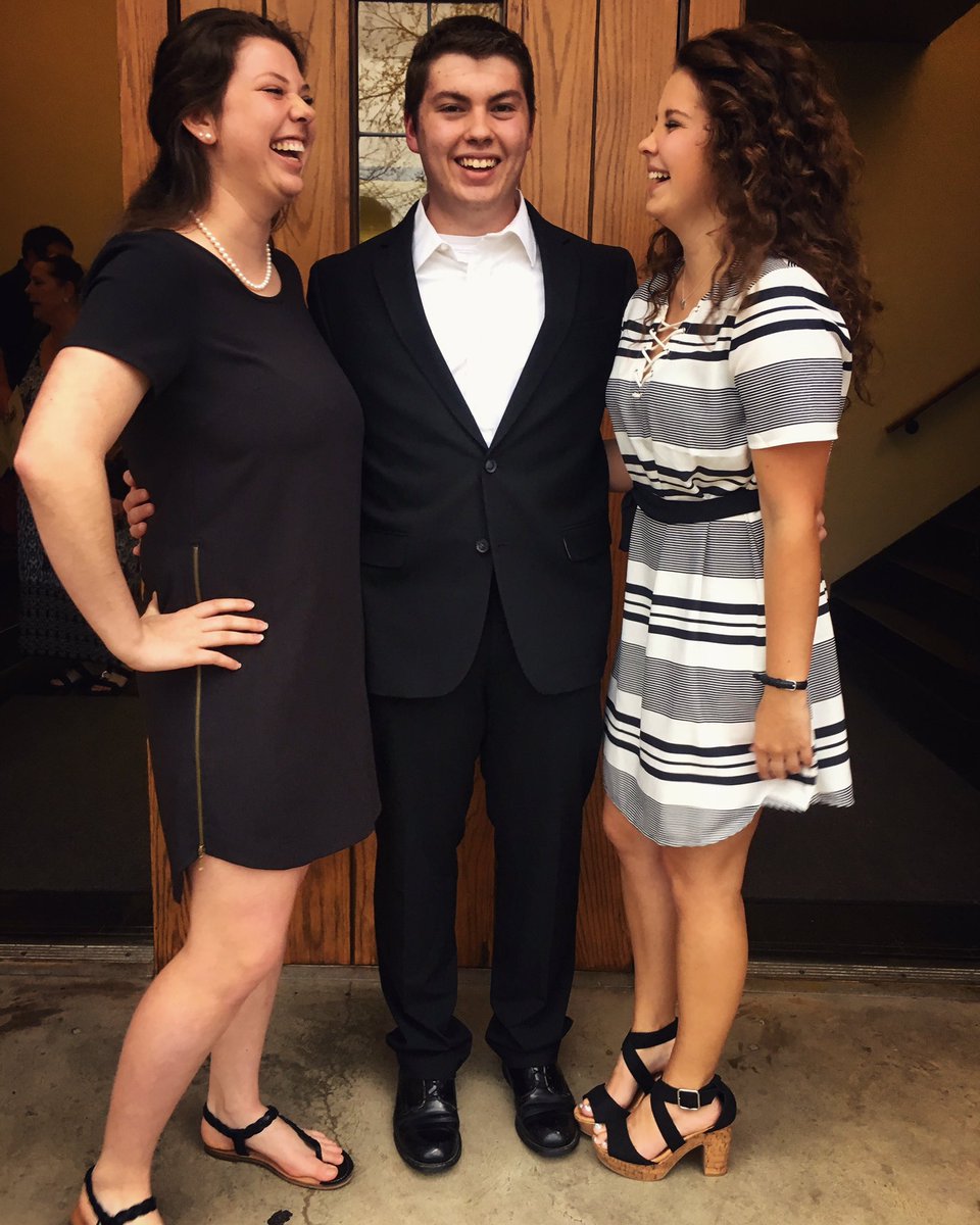 haleypaige_1's tweet image. Who knew the three of us could wear something other than sweats 🤷🏻‍♀️