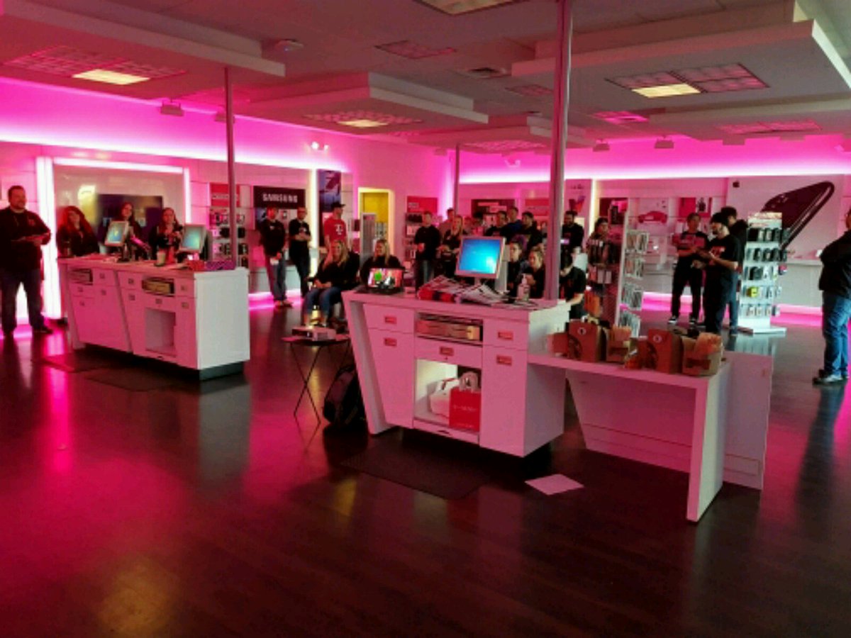 AJ_EUG_OR_FSM's tweet image. @theSamsungSide had a blast with my teams today! #SamsungSundayFunday @TMobile @SamsungMobile #Untraining! #TMobile