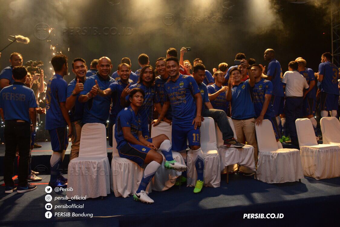 dedikusnandar11's tweet photo. Launching persib semalam👏🏻👏🏻👍🏼👍🏼🙏🏻🙏🏻 #persib#bobotoh#bandung#juara. 📸: @jatnikasadili27 https://t.co/VGqkyhGbIc