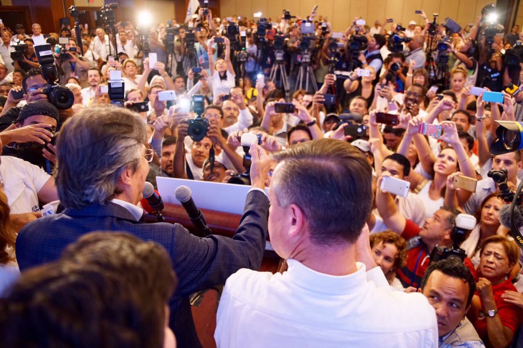 Lasso_Ecuador's tweet photo. A partir de hoy hay un Presidente que va a promover la UNIDAD nacional, la UNIDAD de todos los ecuatorianos. https://t.co/q0zd407HkB