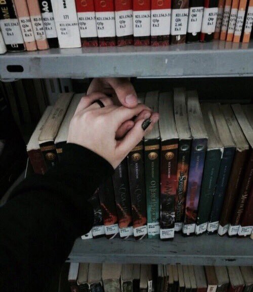 RolLiterario's tweet photo. ▸ ᴇʟ ʀᴏʟ ʟɪᴛᴇʀᴀʀɪᴏ ᴠᴜᴇʟᴠᴇ ᴀ ᴀʙʀɪʀ sᴜs ᴘᴜᴇʀᴛᴀs.

┊ https://t.co/ixHbEWj3xM ┊

.¿҉Ｒ҉Ｔ҉?҉ https://t.co/Lea6QPVnaj