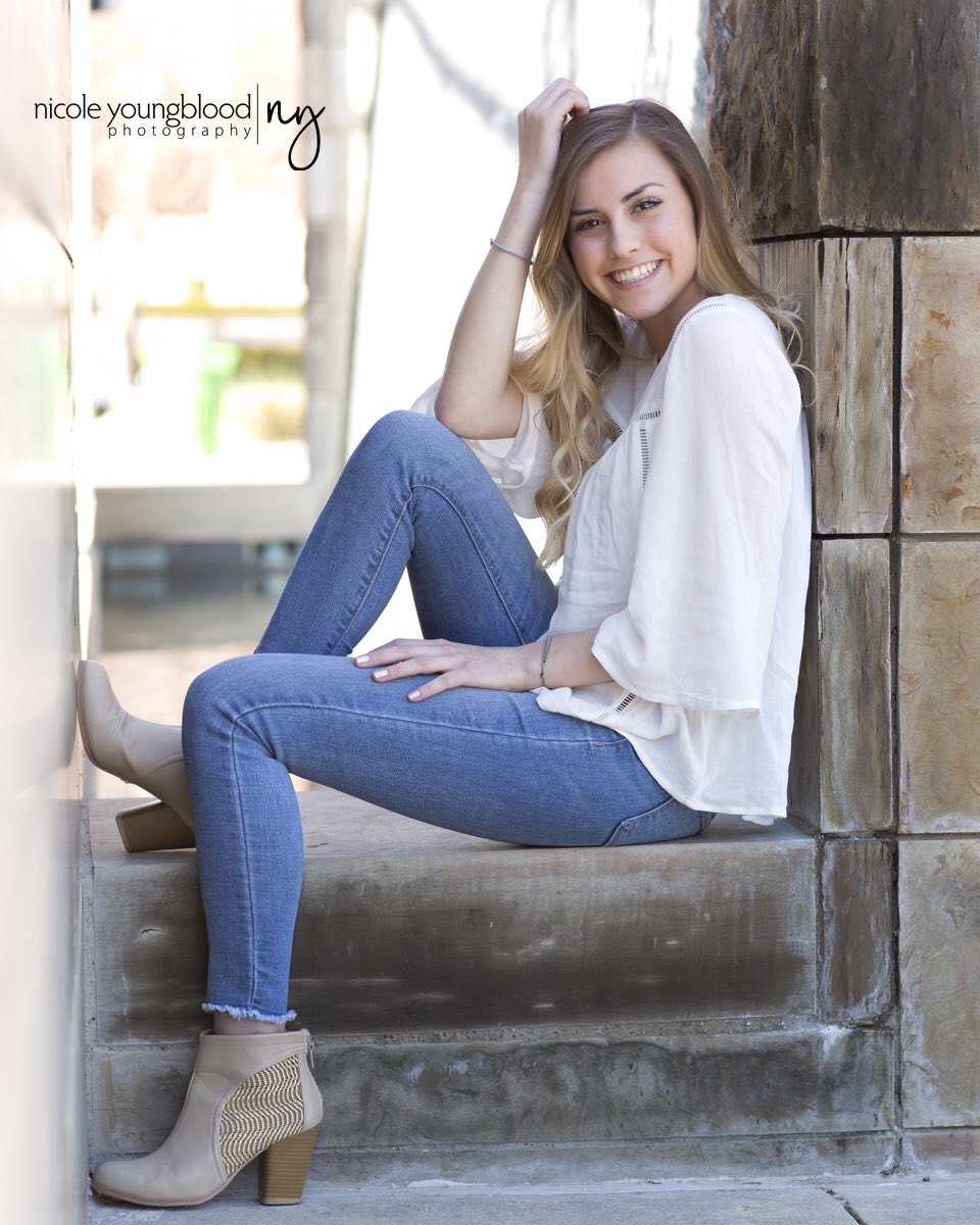 nicoleyphoto's tweet photo. Senior Sunday with sweet @Emilyolsen1234 . Love her natural beauty inside and out. #seniors #classof2017 #mhs https://t.co/Rw5zl89r1A