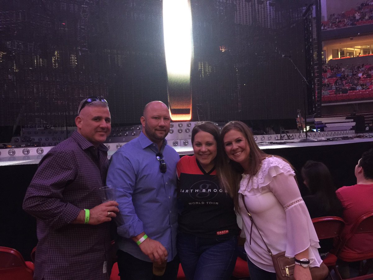 Kim_Dalby's tweet photo. Amazing concert and the night of my life!!!!! Garth and Trisha!!! #cannotwaittobakethatcake!!!!!!! https://t.co/1PLzhtrX41