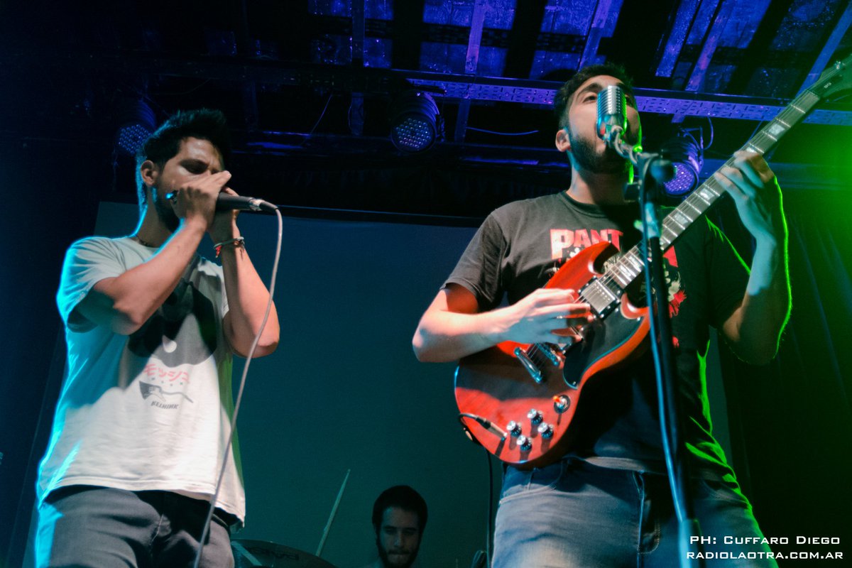 Y también vamos a tener fotos <a href="/MaranazaOficial/">Marañaza</a>, que abrió la fecha de anoche en <a href="/elemergenteclub/">El Emergente Almagro</a>