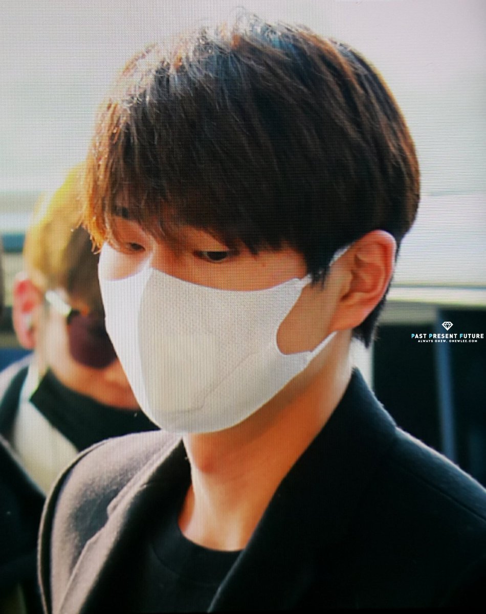 onewlee_PPF's tweet photo. 170403 김포공항 출국 - 봄이네!!! 💐⚘🌸🌹🌷 #온유 #진기 #onew https://t.co/OMy0R94NP6