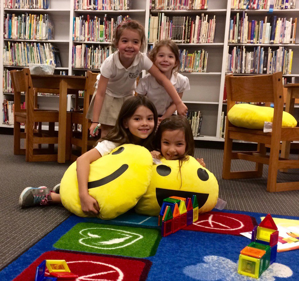 jessicasugiuchi's tweet photo. Libraries bring joy.  I submit the evidence. ❤️#JAO #readersareleaders https://t.co/uOZofWBnaz