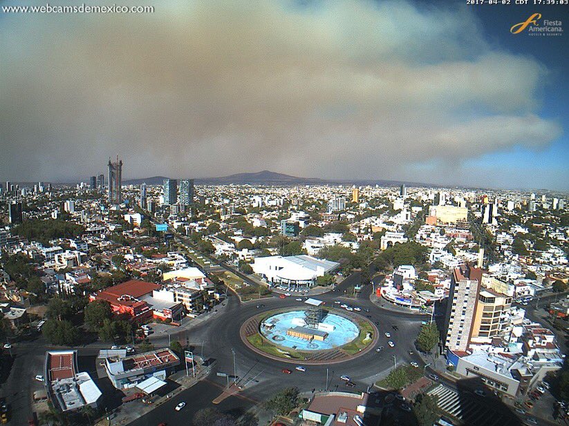 mexnewz's tweet image. #incendio en el Cerro del #Tepopote cubre la Ciudad de Guadalajara y su Area Metropolitana cortesía @webcamsdemexico
