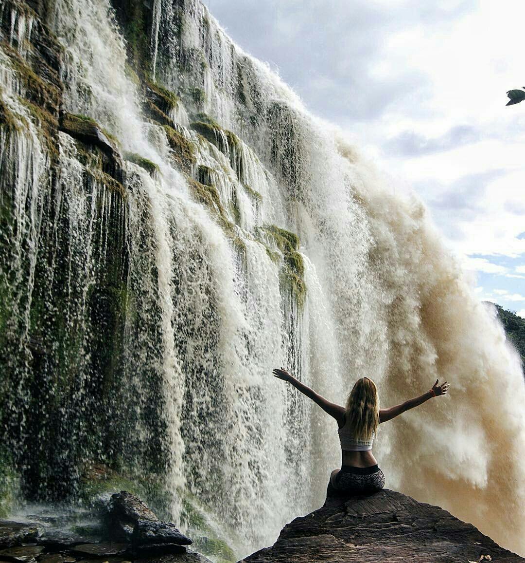 Venezuela no deja de sorprendernos. De la zona sur-oriental del país le mostramos Salto el Hacha - PN Canaima, edo. Bolívar🌳🌊