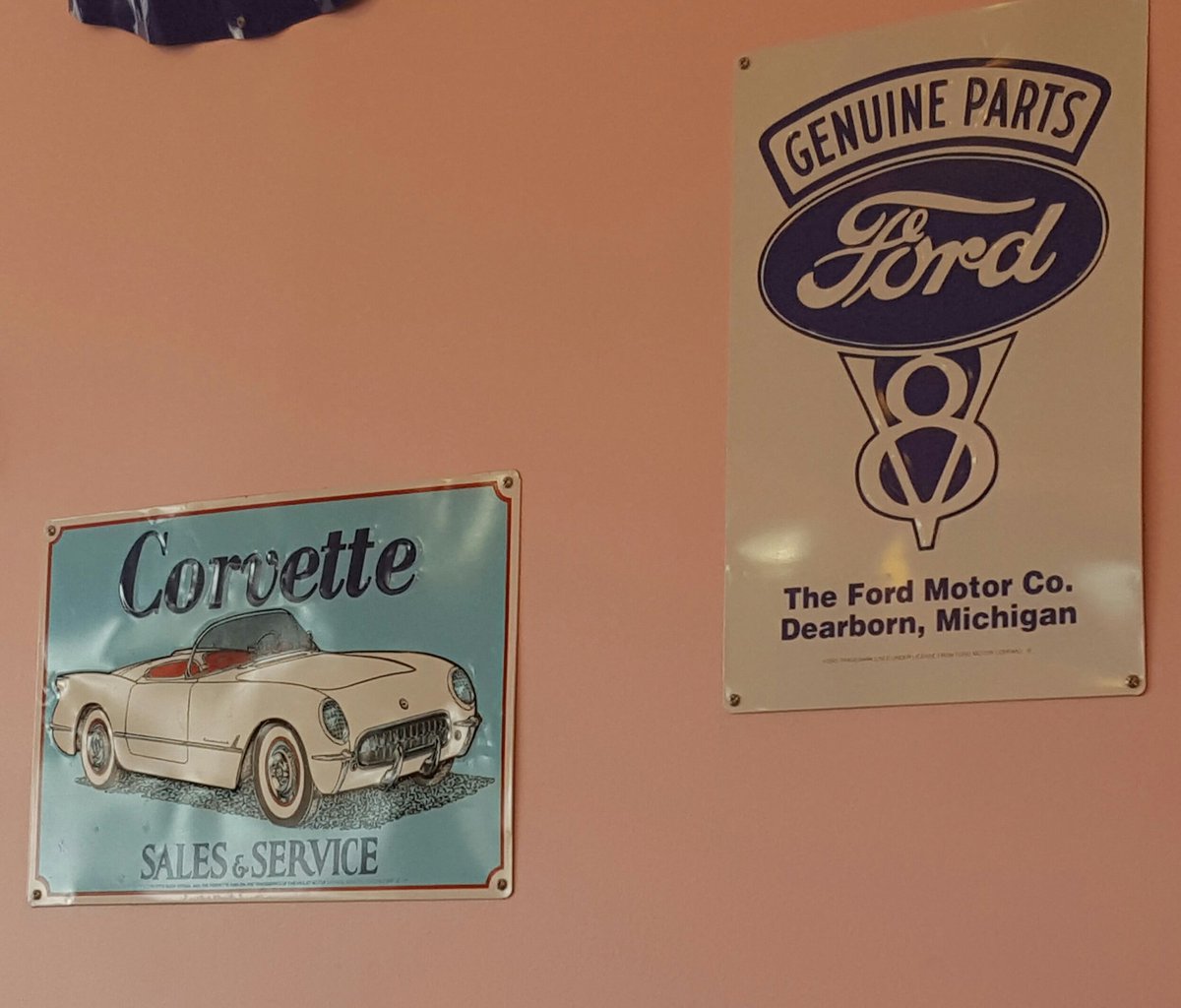 vonwhat1's tweet photo. #Corvette and #Ford on the same wall? Ok #Cheeburger Cheeburger, since the burgers and fries are so good we'll let it slide .... this time. https://t.co/sNquzKCixk