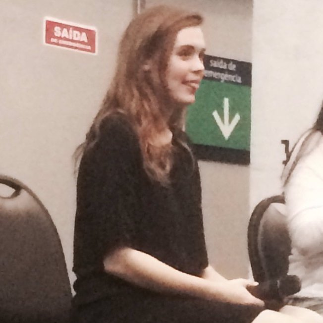 RodenBR's tweet photo. 📷: 02.04 | Holland durante o Painel no Rio de Janeiro: FOCO NESSA LINGUA! Protejam essa mulher de todo mal #DarkmoonReunion https://t.co/aiF55oqcll