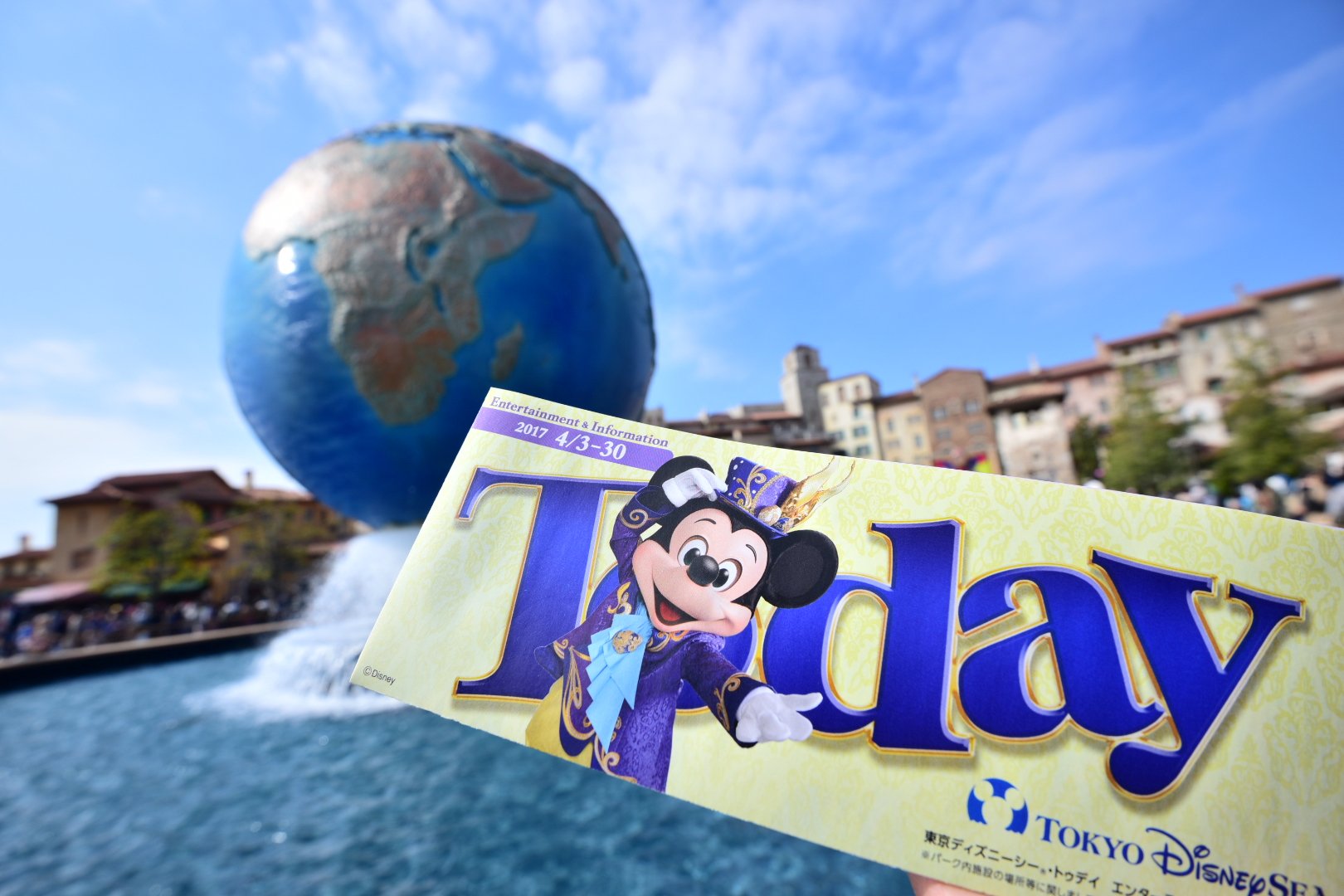 Disney Colors クロロ 今日からのディズニーシーのtodayはイースターコスチュームのミッキー 入園制限が恐いので移動してきましたが Tdlほどチケットブースの列は長くなくて こちらのほうがマシな印象 T Co Faceriwhax T Co
