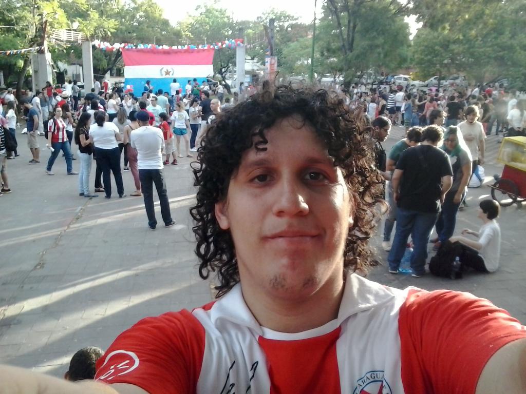 DAZC03's tweet photo. Universitarios, adultos, niños, animales; ¡PARAGUAYOS! haciendo escuchar su voz en defensa de la democracia #2APy https://t.co/B2RMYPlUc1