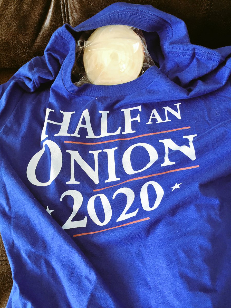 HalfOnionInABag's tweet photo. Trump spent another weekend at a Trump branded property probably wearing a shirt with his own name on it. Seriously, who does that?! https://t.co/FbTvRIOg32