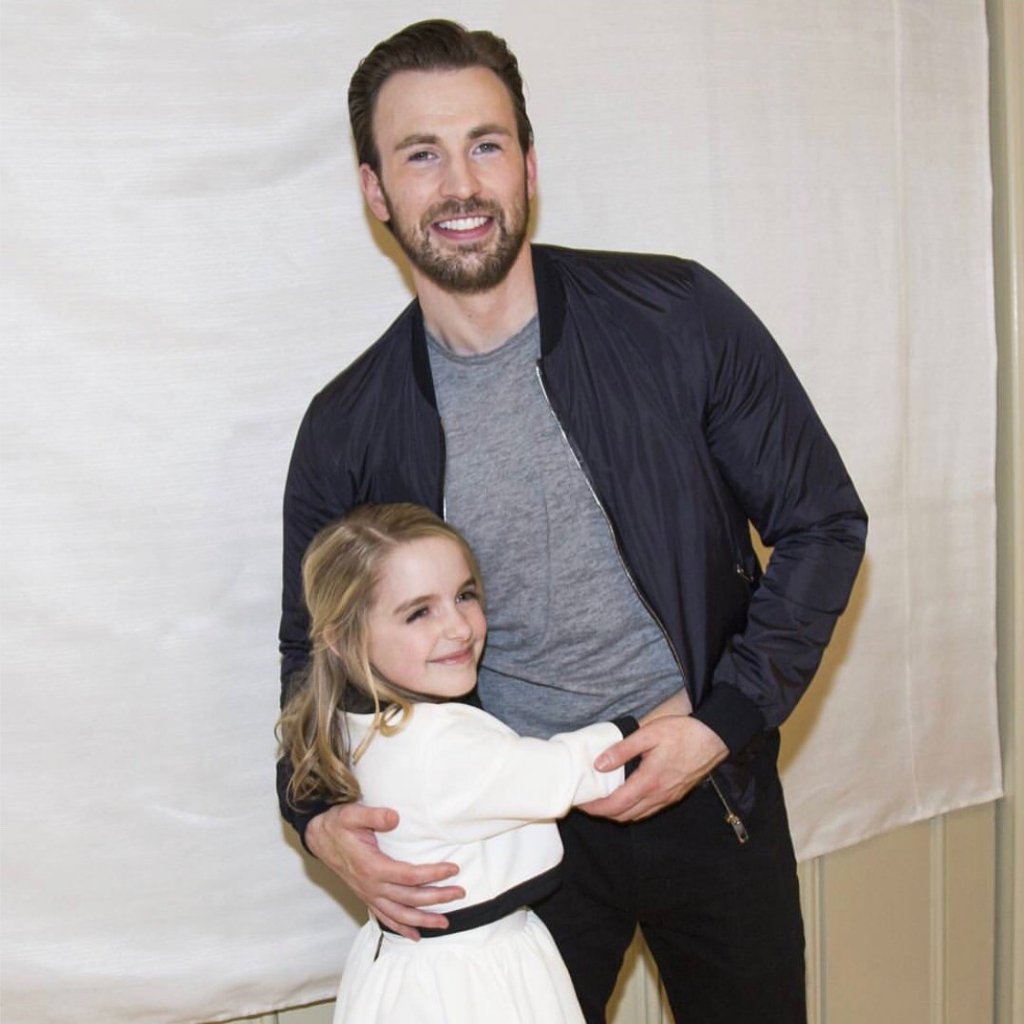 TeamCEBrazil's tweet photo. Lindos! #ChrisEvans #MckennaGrace #pressconference #GiftedMovie #newphoto veja mais em https://t.co/hqnCVTnv8c https://t.co/NUgIqnNXAl