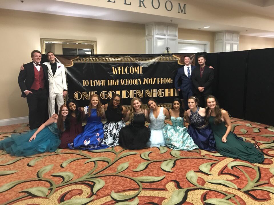 Lyman2017's tweet photo. Shouts to our 2017 class Student Council for all their hard work in planning our One Golden Night✨ https://t.co/lP4lRlOY16
