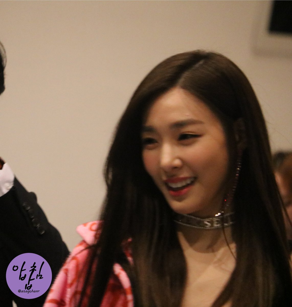  [PIC][29-03-2017]Tiffany và HyoYeon tham dự sự kiện ra mắt BST Thu - Đông của thương hiệu "KYE" trong khuôn khổ "2017 S/S HERA Seoul Fashion Week" vào chiều nay - Page 3 C8cw50DVwAAPEnv