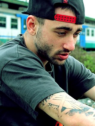 Pozzuoli21's tweet photo. #pozzuoli #legalità #oyoshe "Conversazioni sulla legalità col rapper Oyoshe per gli alunni dell'Annecchino https://t.co/uMQDQieUdl https://t.co/YdKnNWTu4C