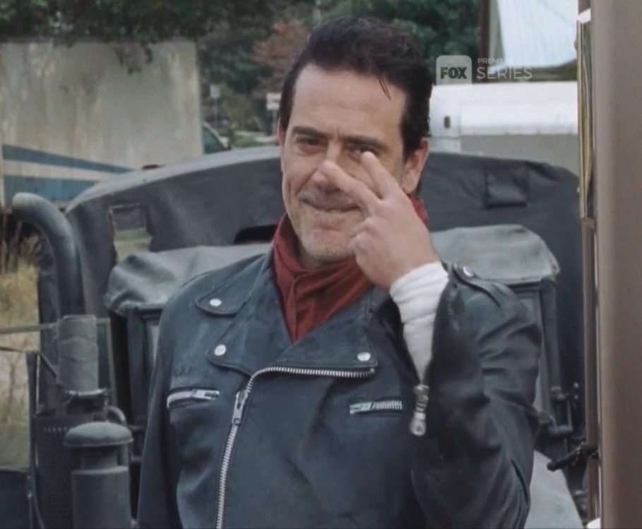 MrFraanX's tweet photo. Dejás el celular cargando y ves que alguien se acerca para desenchufarlo y cargar el suyo...

#TheWalkingDead
#TWD7EnFOX https://t.co/bmgKQ3LqnO