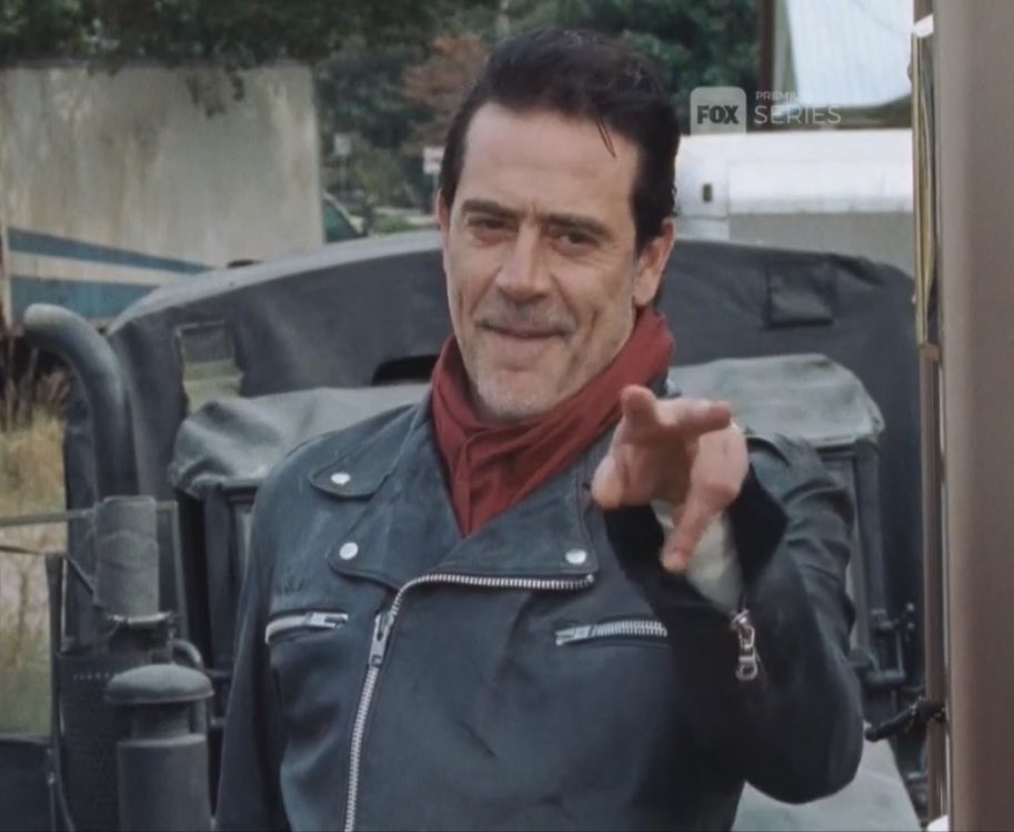MrFraanX's tweet photo. Dejás el celular cargando y ves que alguien se acerca para desenchufarlo y cargar el suyo...

#TheWalkingDead
#TWD7EnFOX https://t.co/bmgKQ3LqnO
