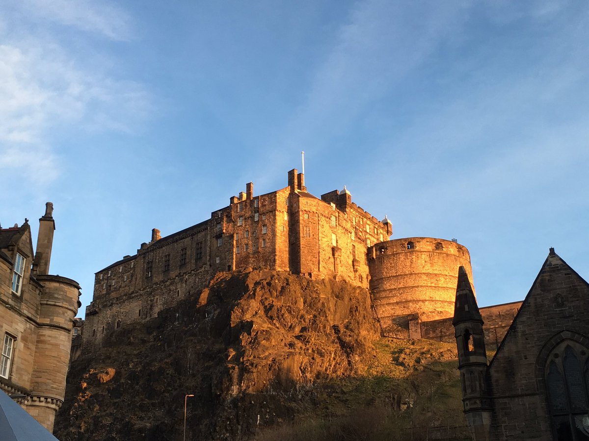 Good morning folks! #mondaymotivation #Edinburgh #Castle #morning #blueskye #nofilterneeded #uk